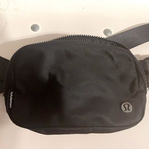 Lululemon belt bag black 1L like new